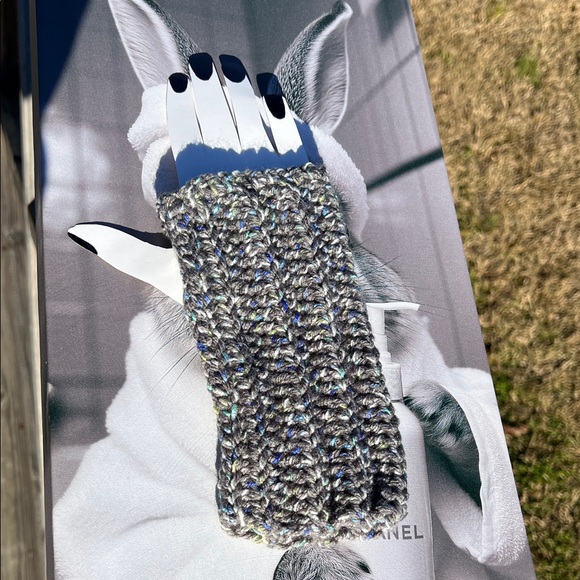 Stylish Gray Crochet Fingerless Gloves - Picture 2 of 3